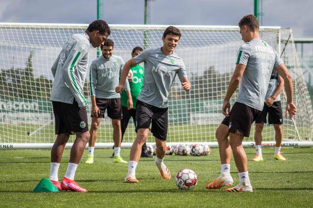 法尔14分14板7帽布莱克尼30分 肯帝亚不敌新疆