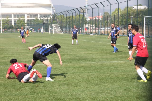 法尔14分14板7帽布莱克尼30分 肯帝亚不敌新疆