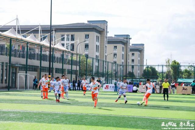 高诗岩17+9山东险胜新疆 齐麟17分李炎哲15分